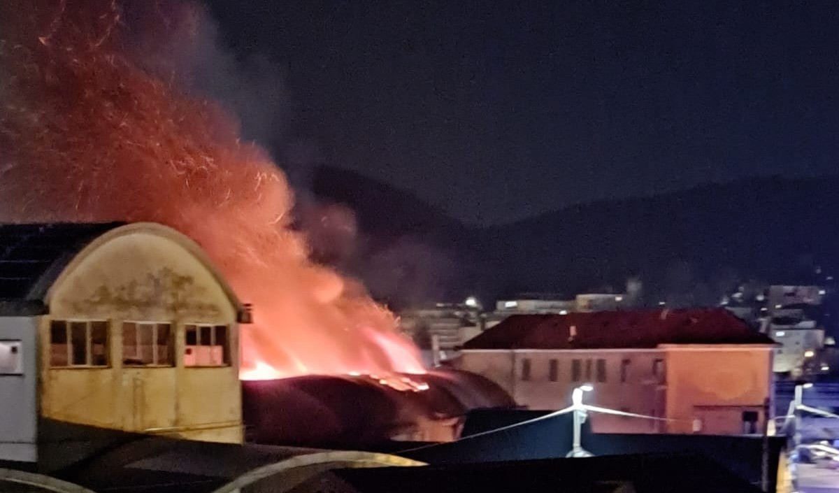 Brucia capannone a Busalla, incendio spento dopo notte di lavoro