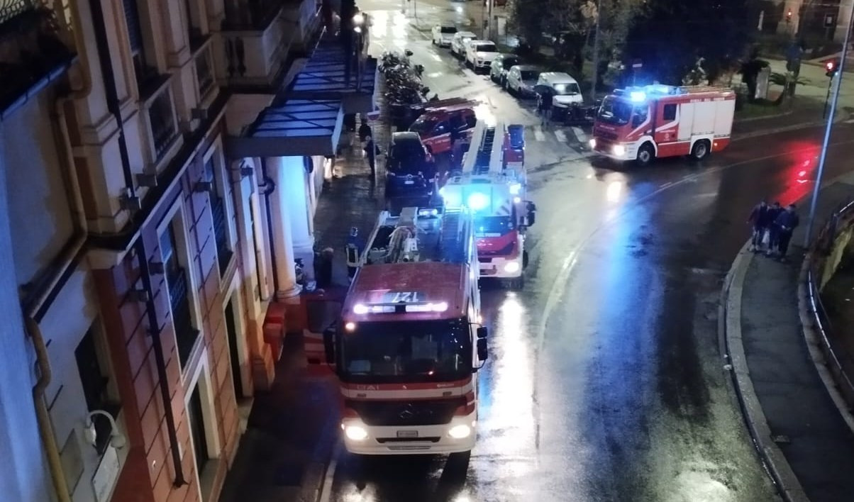 Genova, fiamme all'hotel Savoia: nessun ferito
