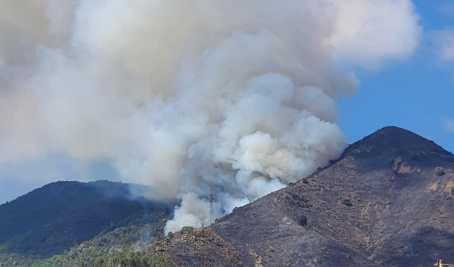 Genova, riprende l'incendio a Scarpino: brucia ancora il monte