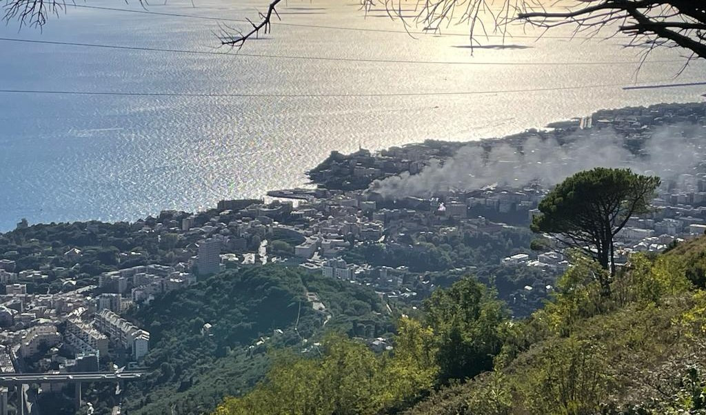 Genova, incendio in un negozio: intervengono i vigili del fuoco