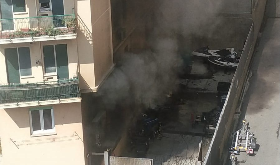 Genova, ancora fiamme nell'officina di Sturla andata a fuoco ieri notte