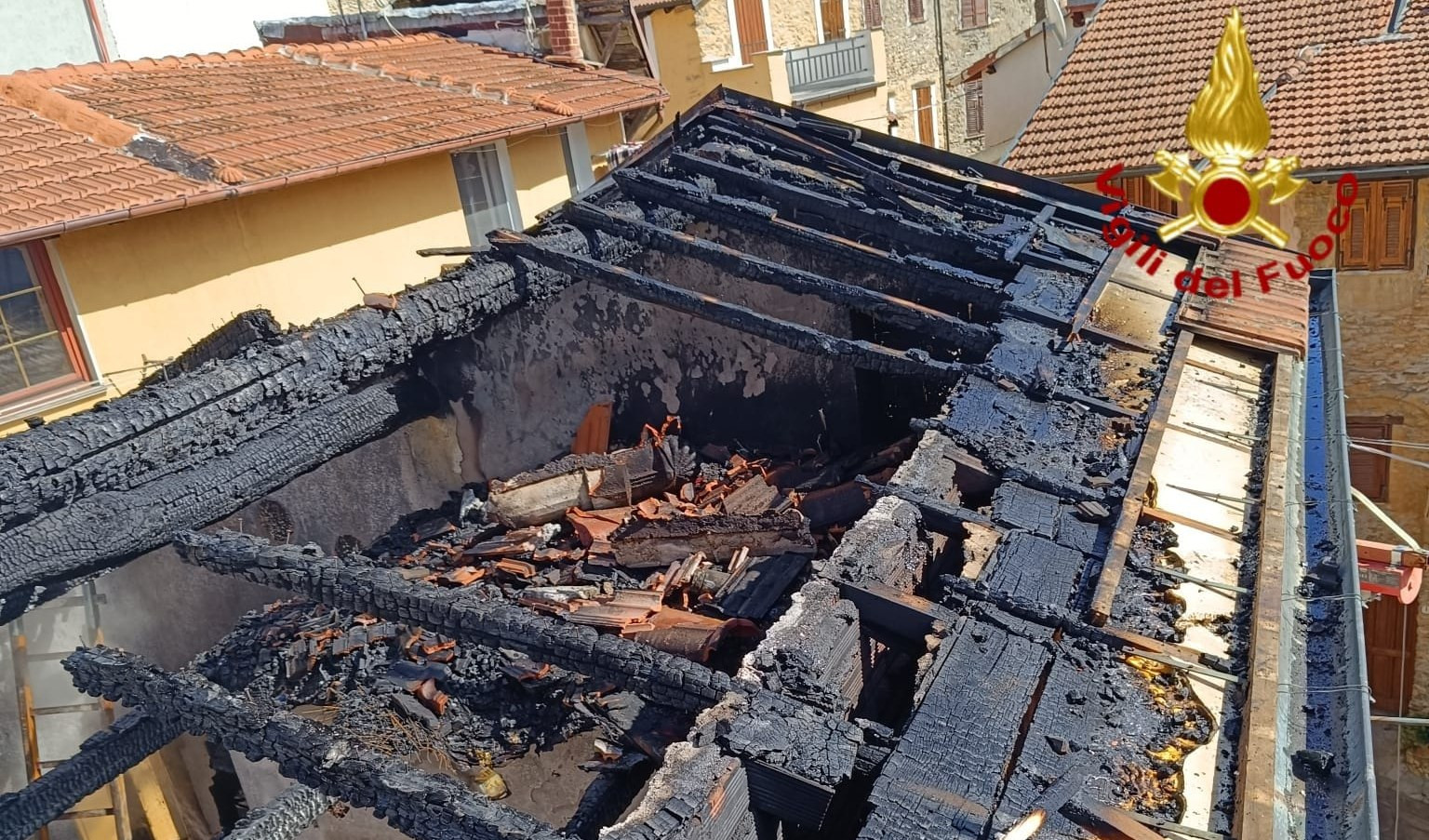 Genova, brucia il tetto di una palazzina: due persone evacuate