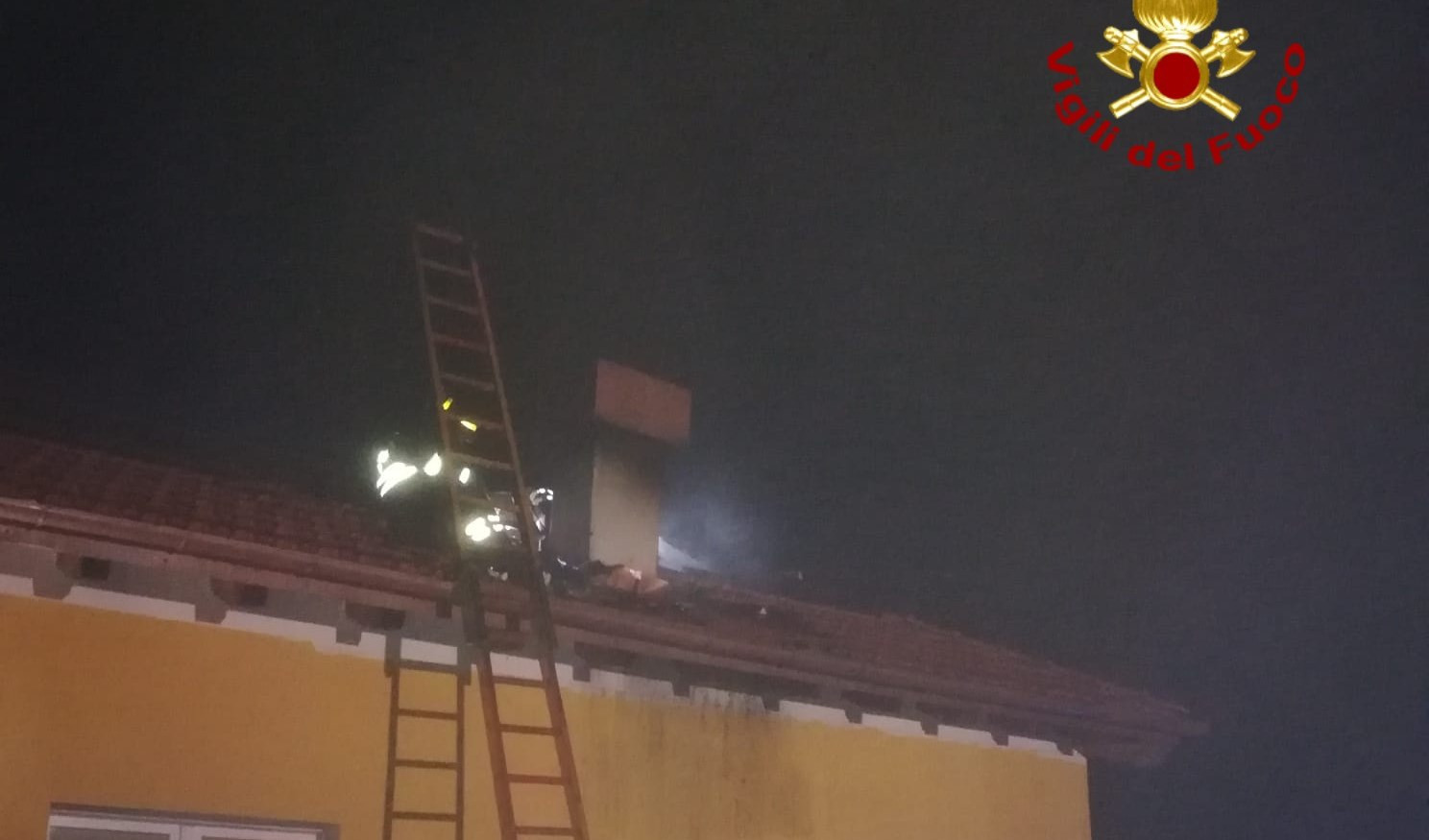 Genova, incendio su tetto in via Castagnato: complesso intervento vigili del fuoco