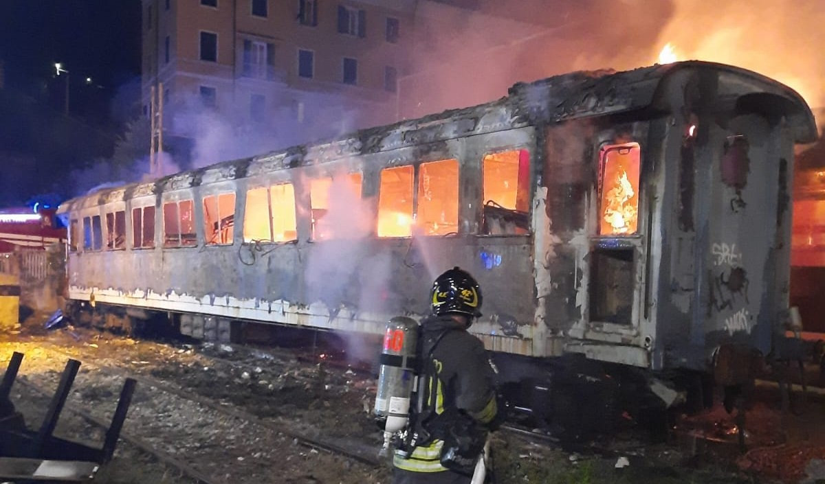 La Spezia, incendio distrugge vagone di un treno storico