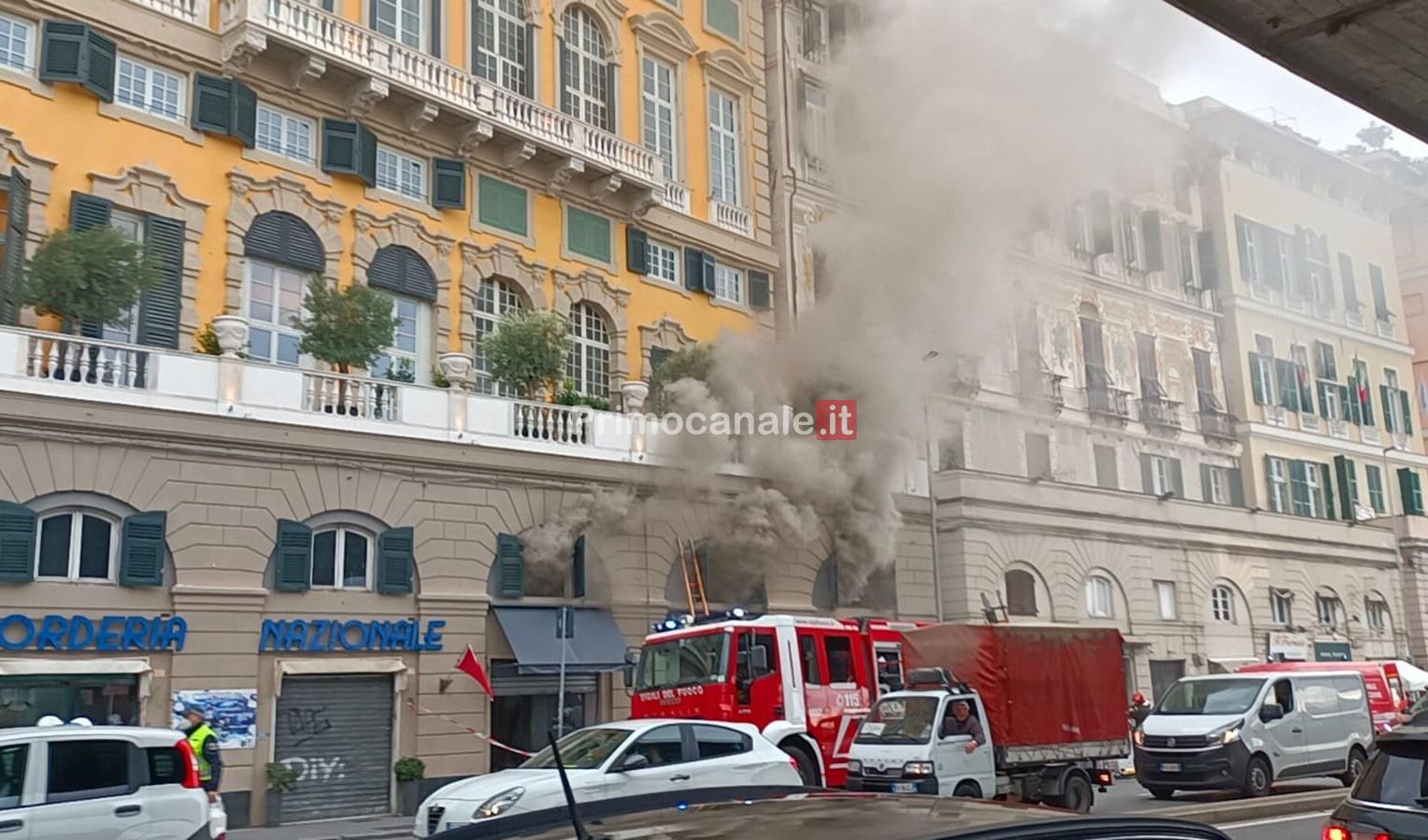 Genova, incendio in via Gramsci: distrutto bazar