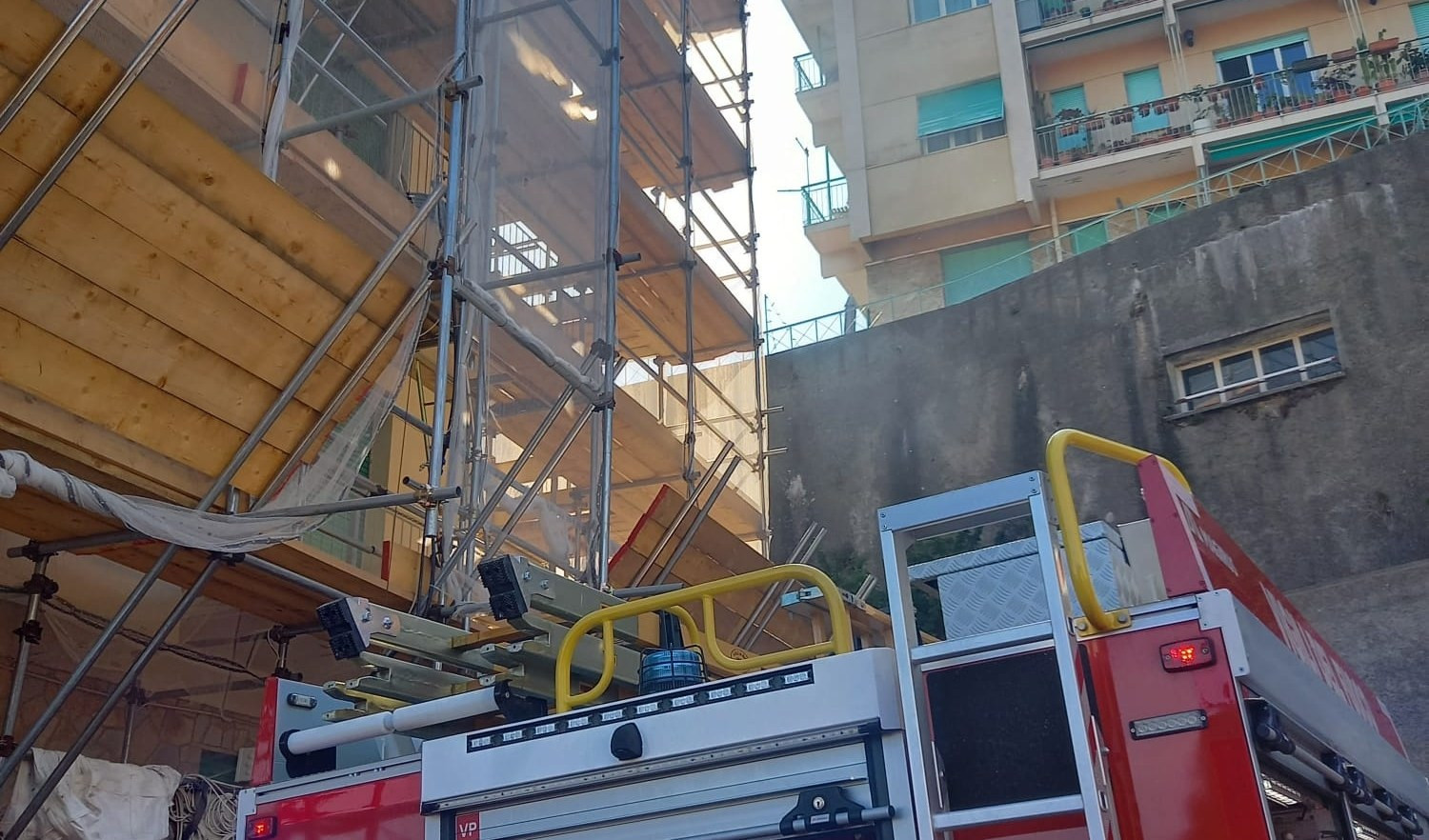 Genova, incendio in cucina: tre persone intossicate e due piani evacuati