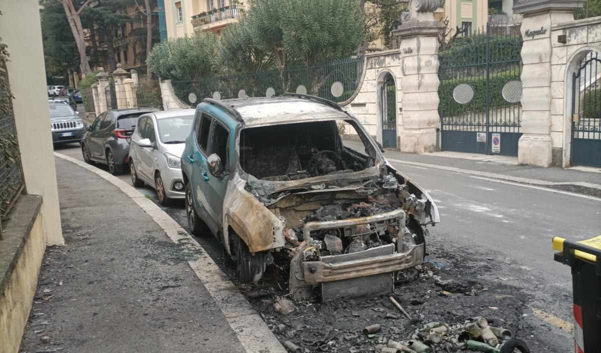 Genova, ancora bidoni e auto in fiamme in via Siena: ipotesi piromane