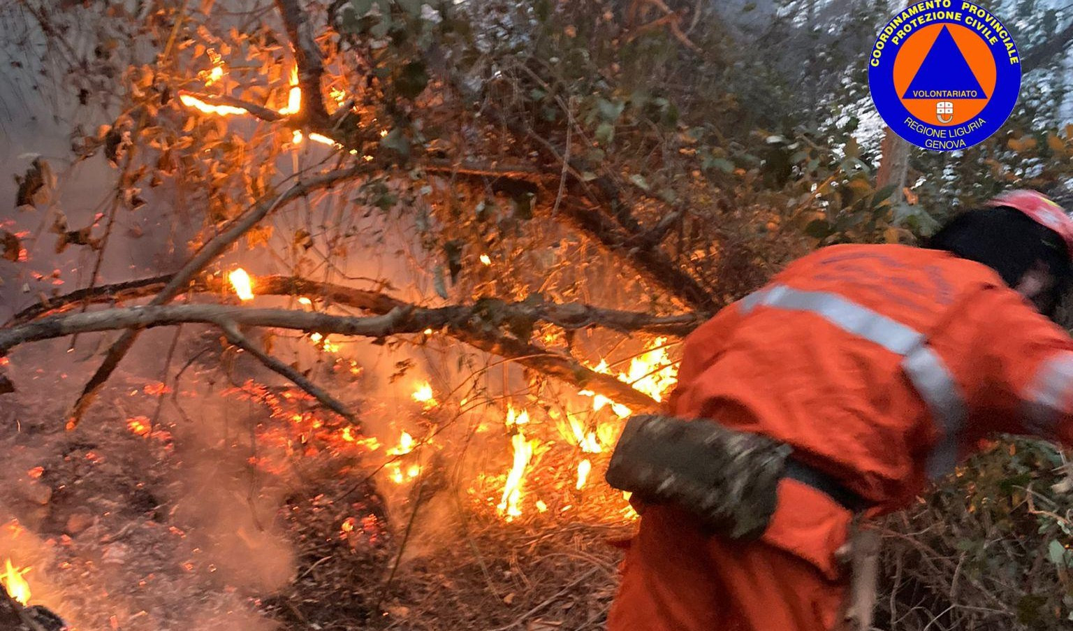 Caos autostrade, incendio sotto a viadotto della A10