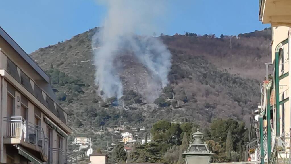 Incendio Alassio,in corso le operazioni di spegnimento