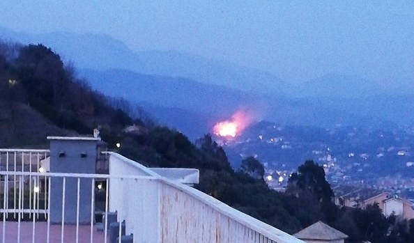 Incendio sulle alture di Celle Ligure: il vento propaga le fiamme