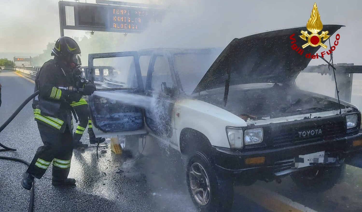Auto a fuoco in A6, autostrada chiusa e poi riaperta
