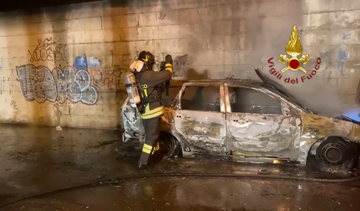 Genova, auto in fiamme al Cep 