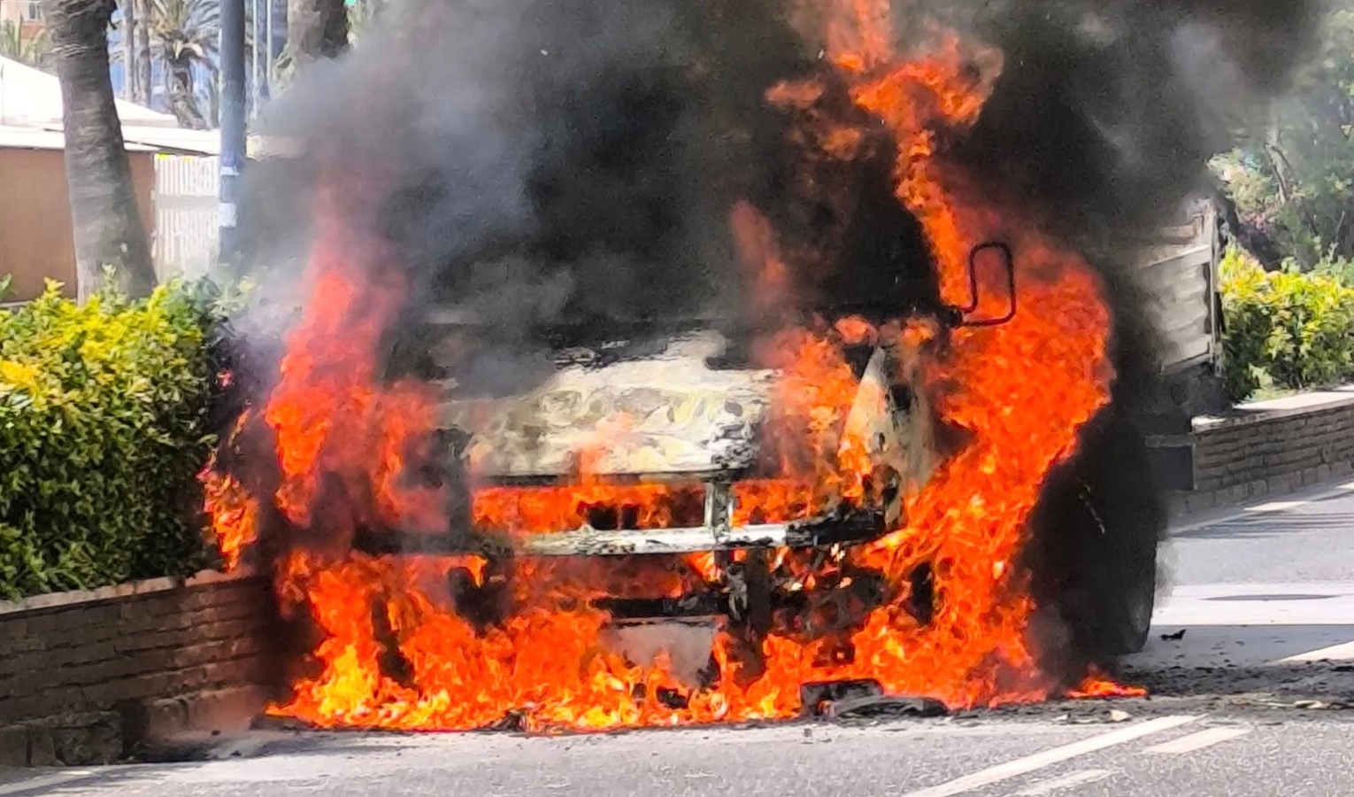 Paura a Cogoleto, furgoncino in fiamme sull'Aurelia 