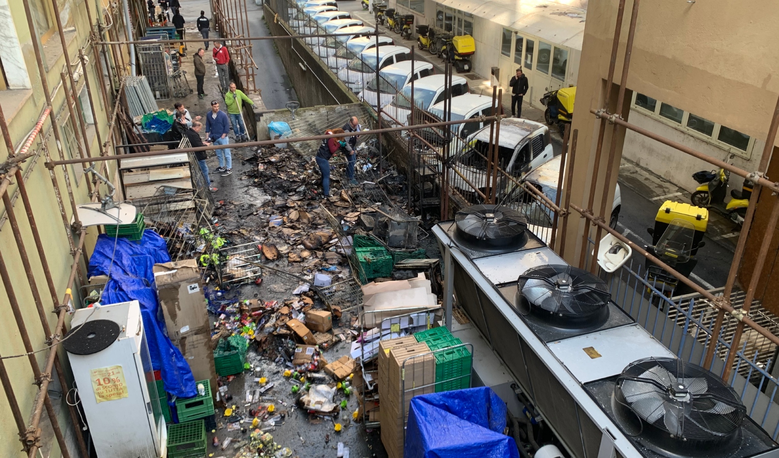 Genova, fiamme nel retro di un supermercato: distrutte tre auto