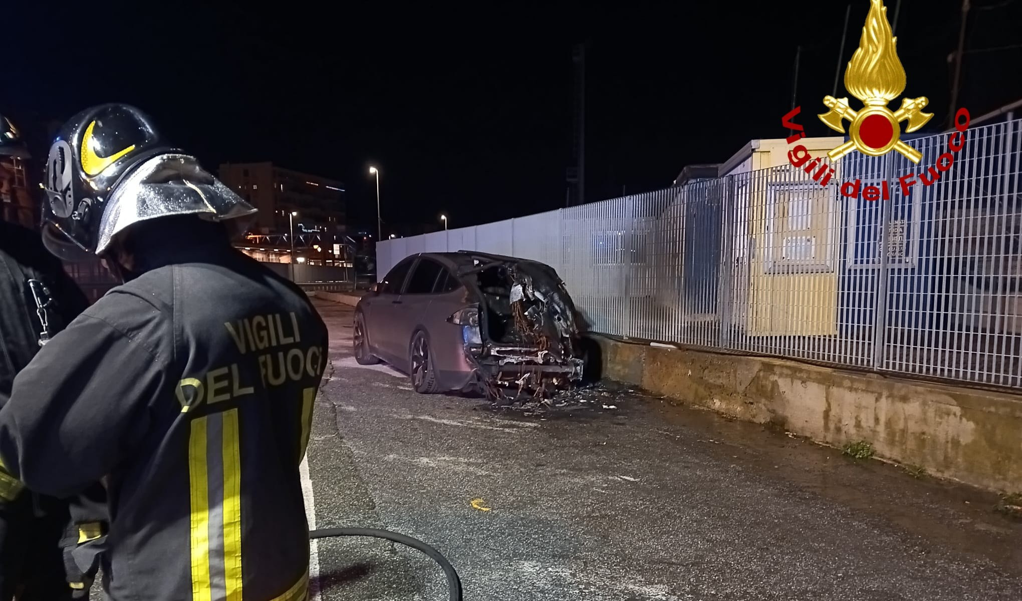 Auto incendiata a Voltri: Vigili del Fuoco spengono il rogo