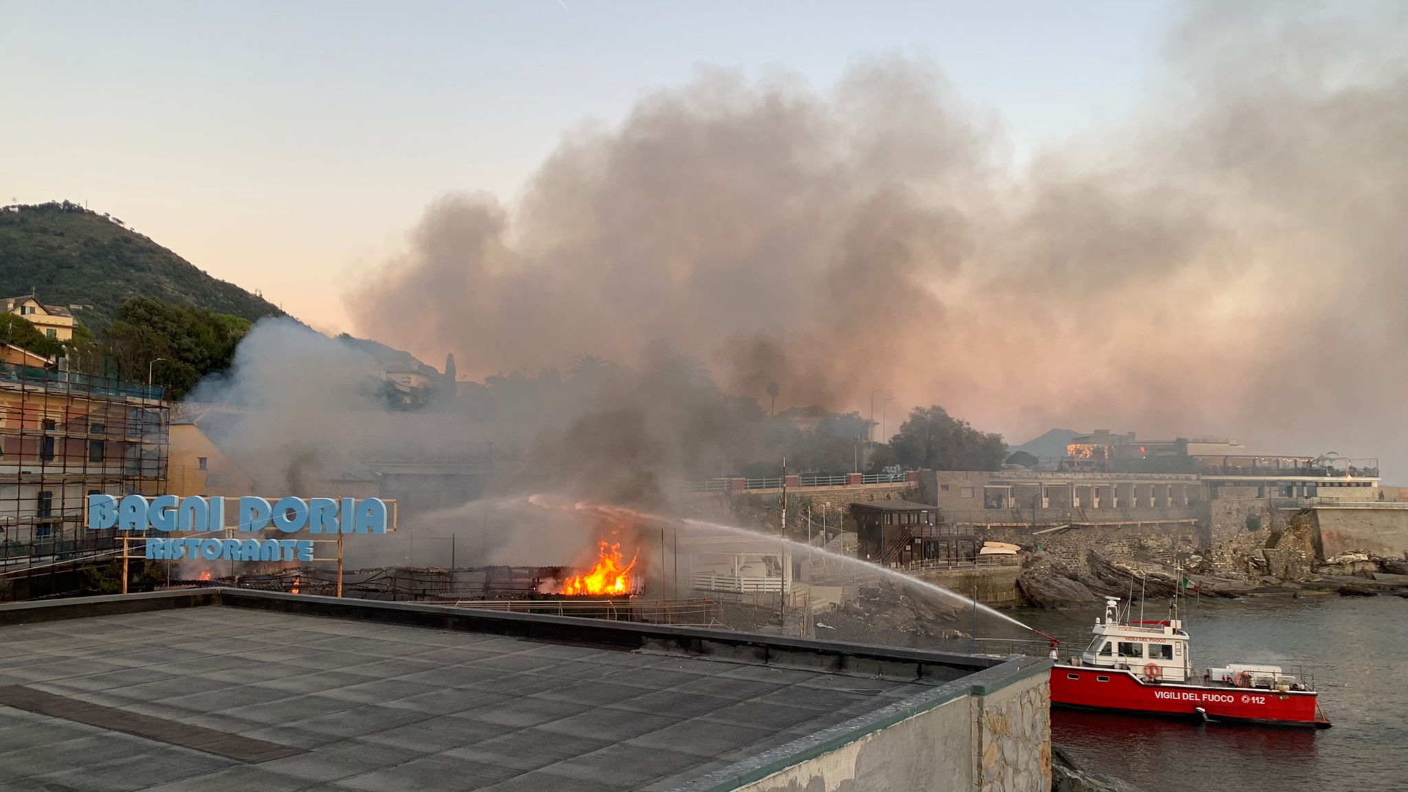 Incendio sul mare a Quarto, ipotesi dolosa e paura amianto