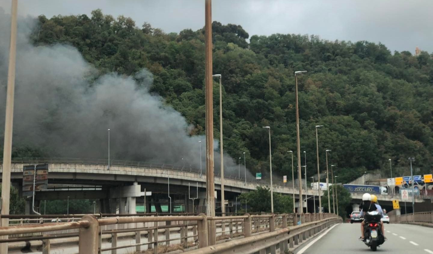 Incendio in A7, chiuso e poi riaperto casello di Genova Bolzaneto