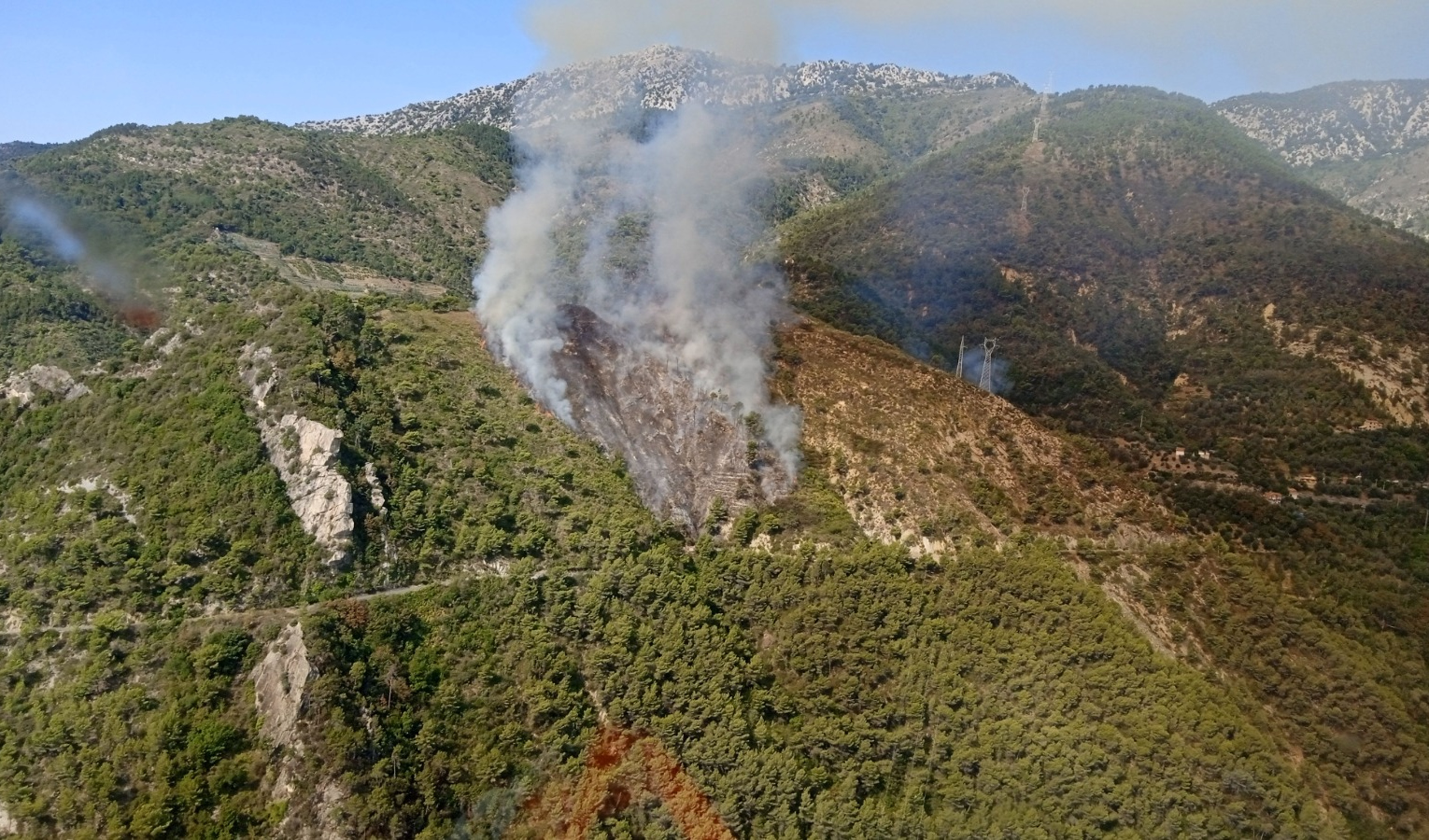 Ventimiglia, incendio boschivo sulle alture: elicottero in azione