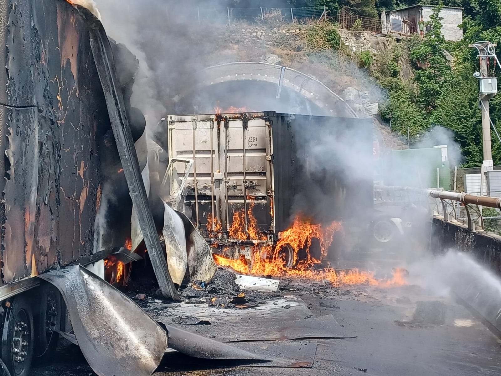 Caos in A26, schianto tra due camion che prendono fuoco. Autista ustionato e tratto chiuso: gli aggiornamenti