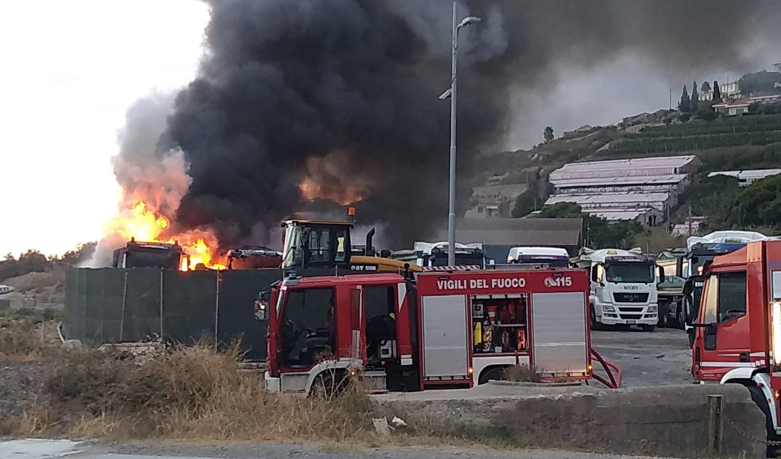 Imperia, bruciano due camion a Bussana: fiamme domate