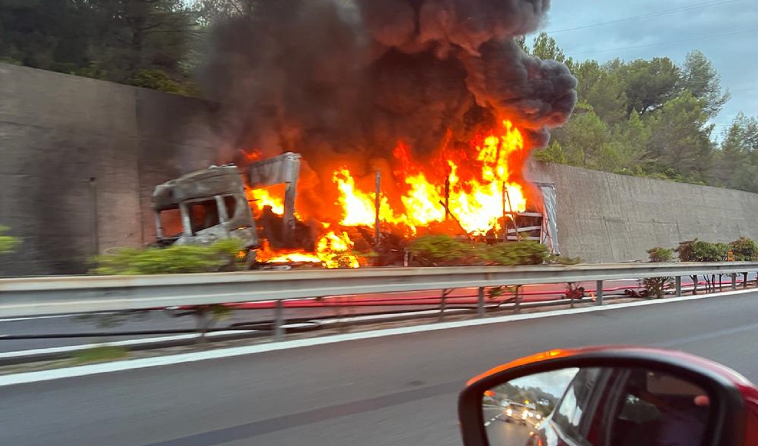 A10, camion in fiamme: fino a 13 km di coda tra Andora e Imperia