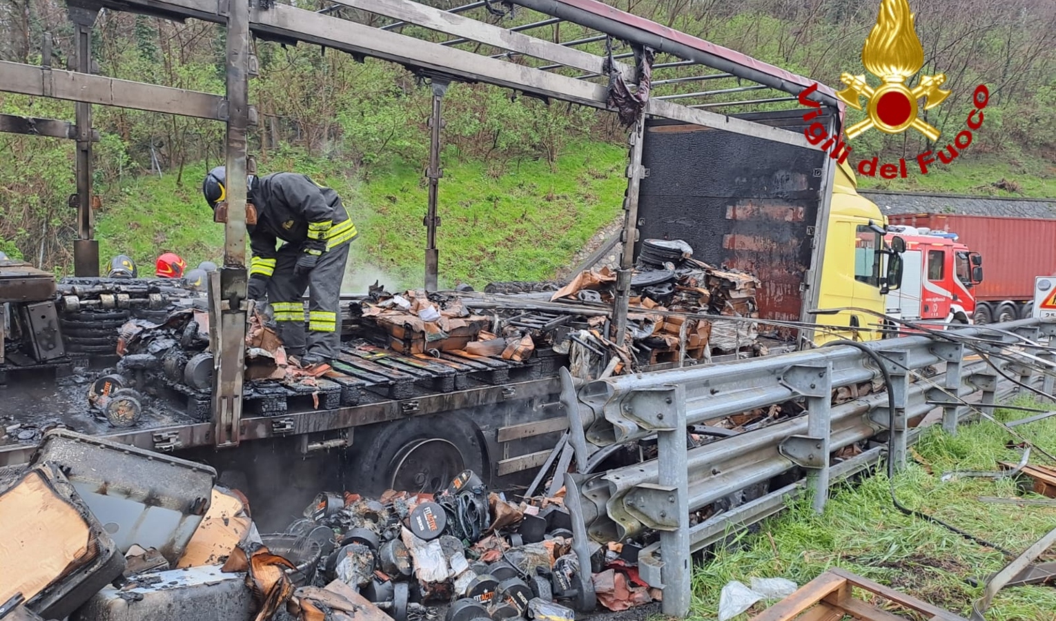 Camion in fiamme in A7 in zona di cantiere: lunghe code