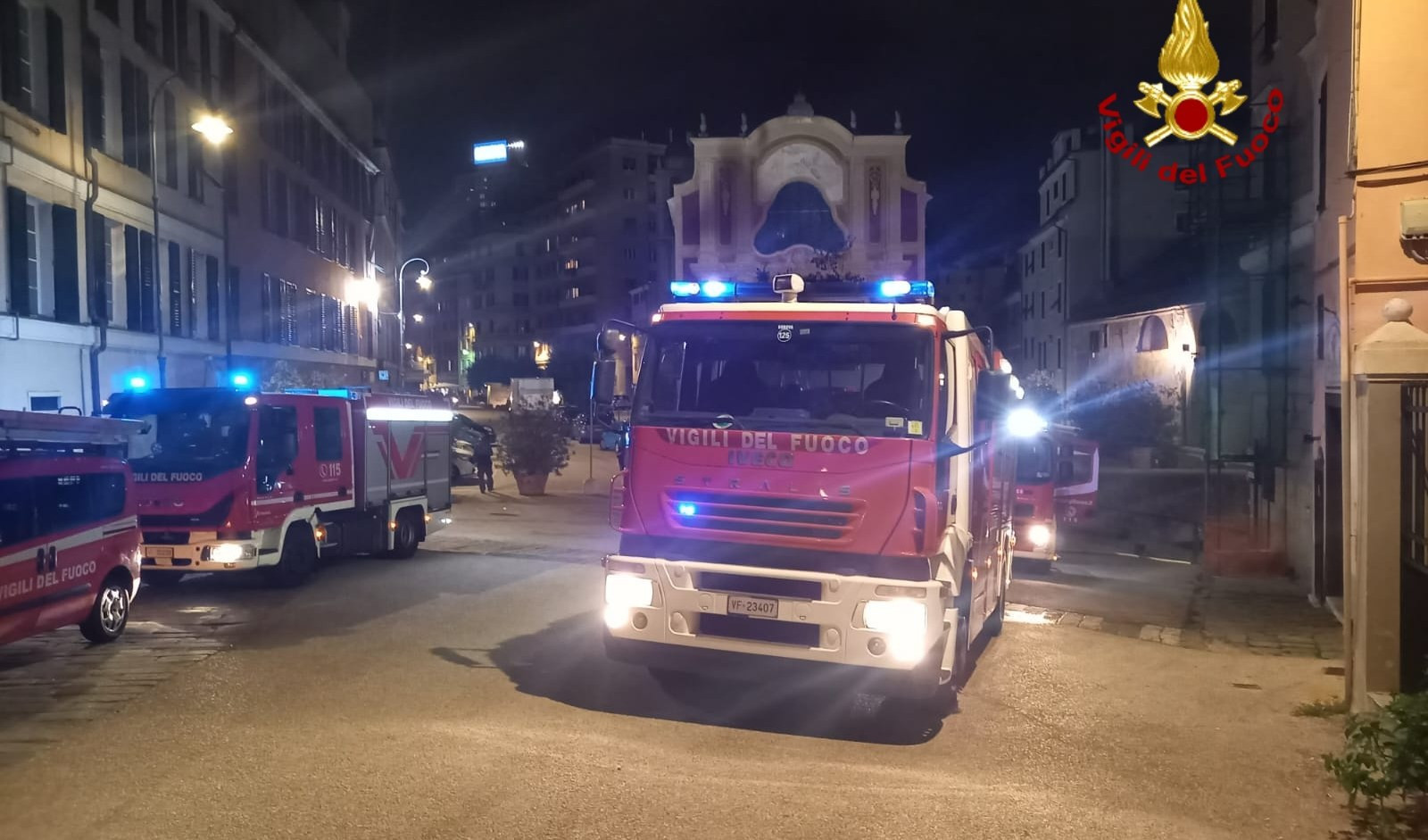 Genova, casa in fiamme per un pentola dimenticata sul fuoco: uomo intossicato