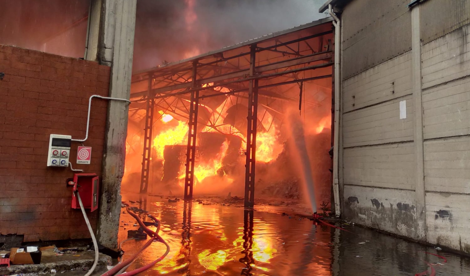 Incendio azienda riciclo Sant'Olcese, aperta indagine per individuare le cause