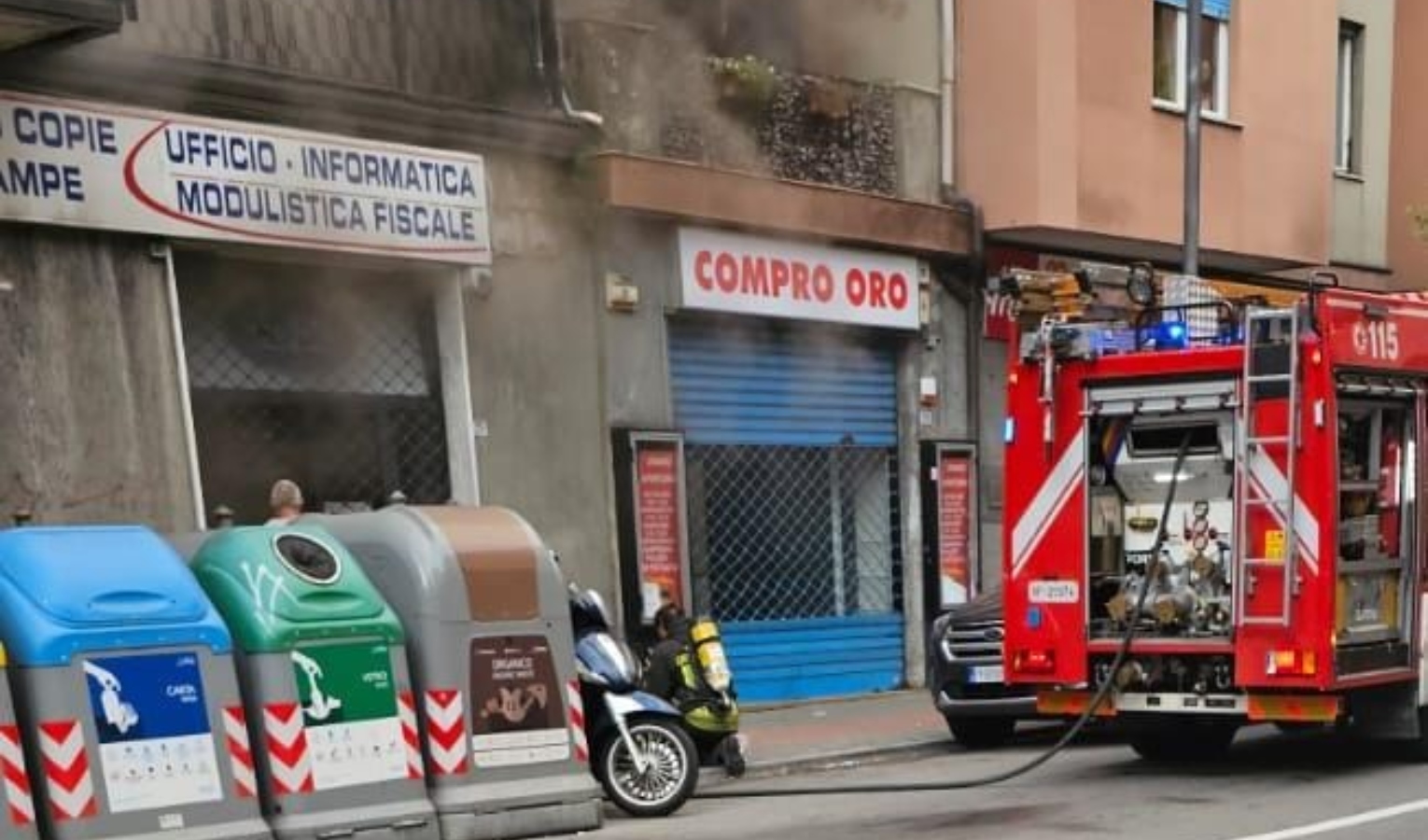 Incendio a Rapallo, brucia cartoleria in via Mameli