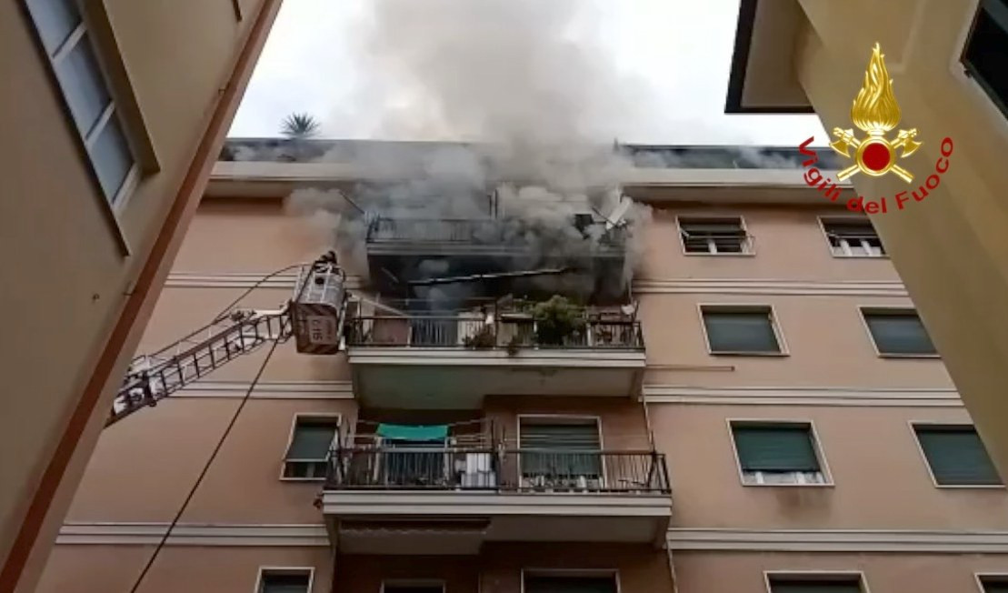 Chiavari, a fuoco un appartamento in via Rambaldi: residenti evacuati