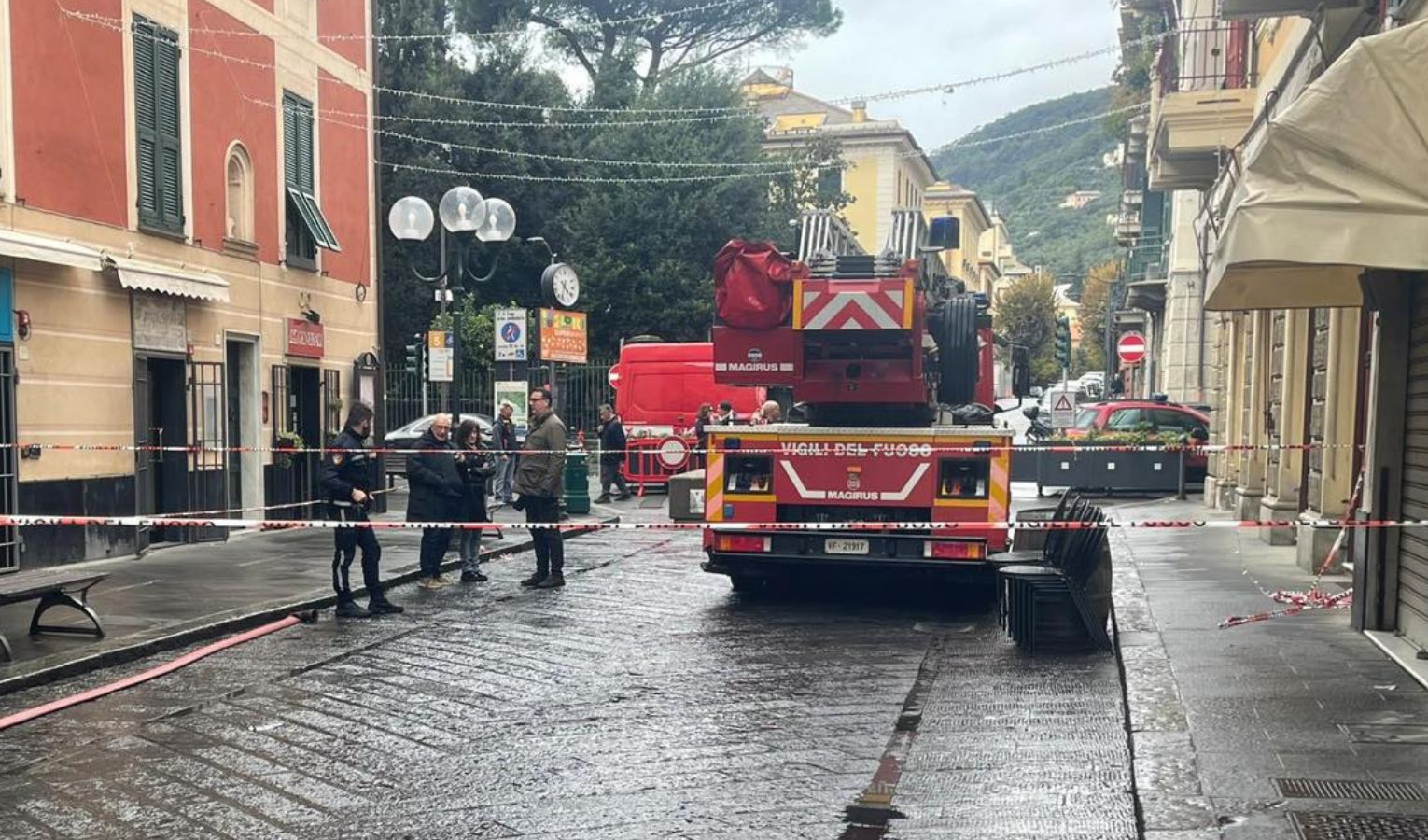 Tetto di palazzo storico distrutto dalle fiamme: vigili del fuoco ancora sul posto