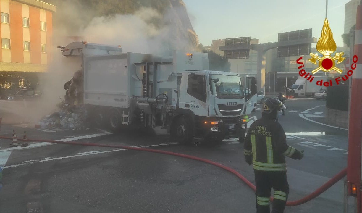 Genova brucia ancora, in fiamme un camion ed uno scantinato