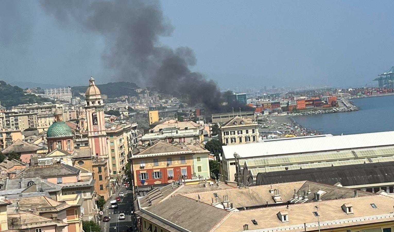 Incendio negli ex cantieri Costaguta di Voltri