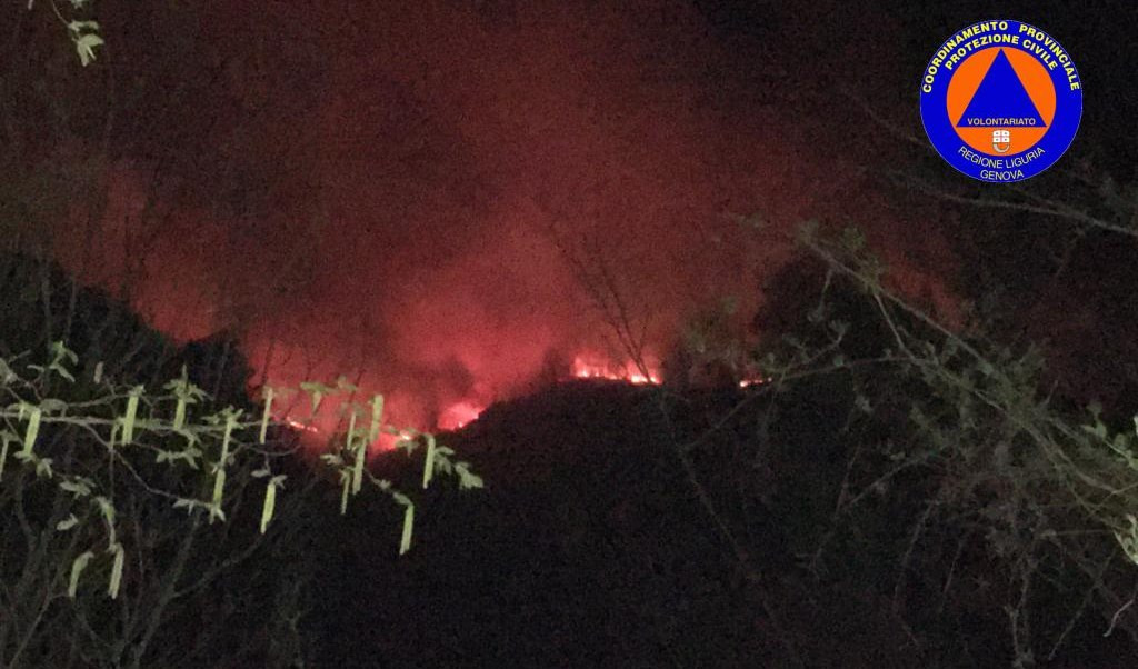 Davagna, ancora fiamme nel bosco, acqua dai mezzi aerei