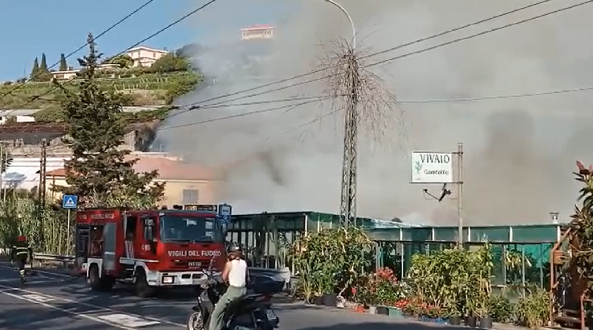 Sanremo, incendio a Bussana: traffico bloccato lungo l'Aurelia