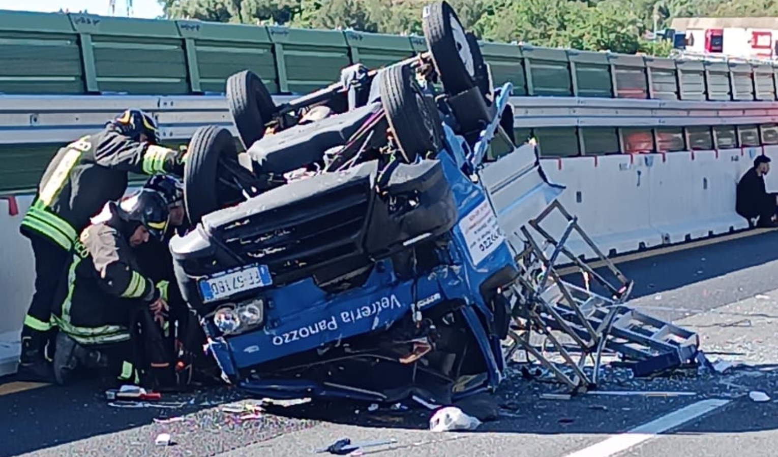 Caos autostrade, camioncino urtato si ribalta: traffico bloccato in A10