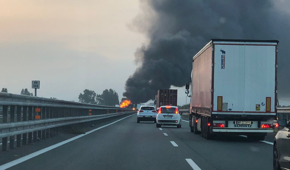 Camion in fiamme in A12, incidente in A10: mattinata infernale sulle autostrade della Liguria