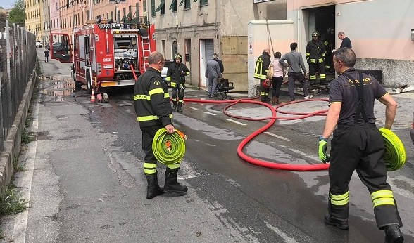 Genova, incendio vicino ad un magazzino in Val Polcevera