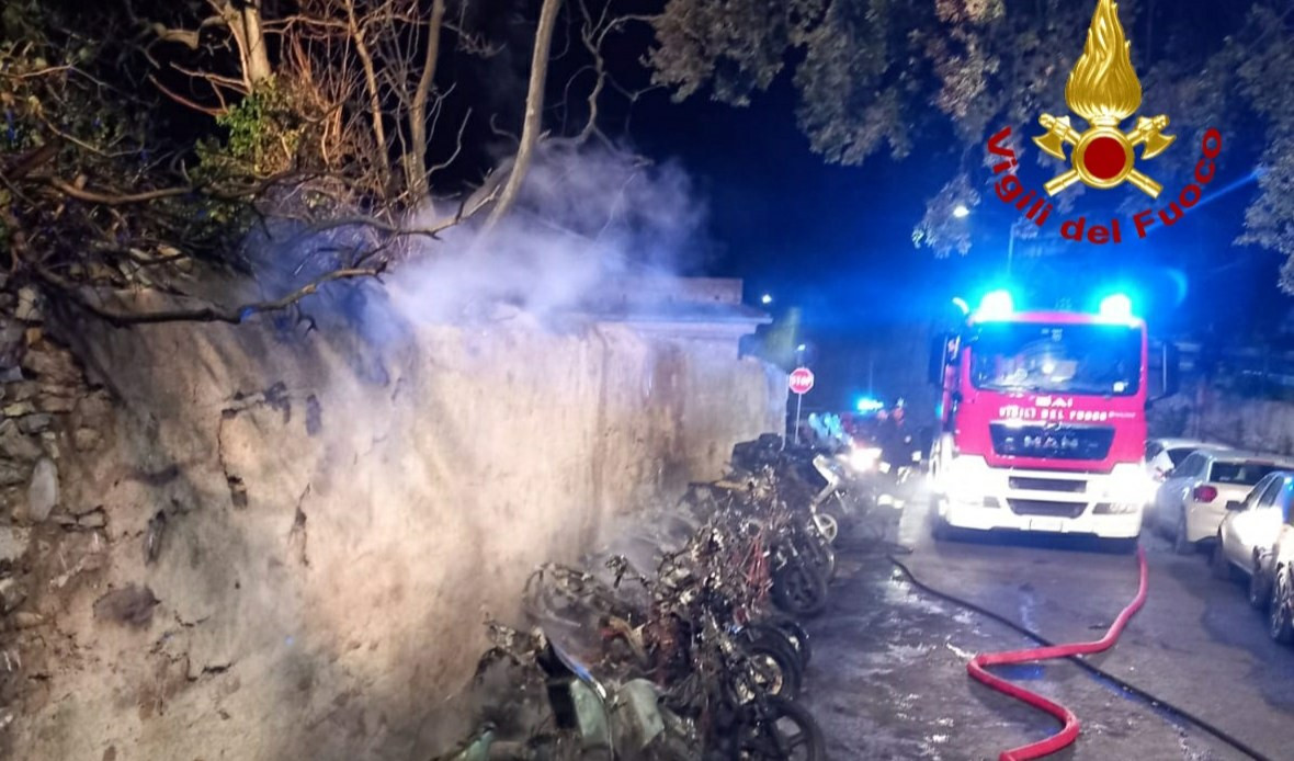 Genova, motorini e cassonetti a fuoco nella notte al Lagaccio