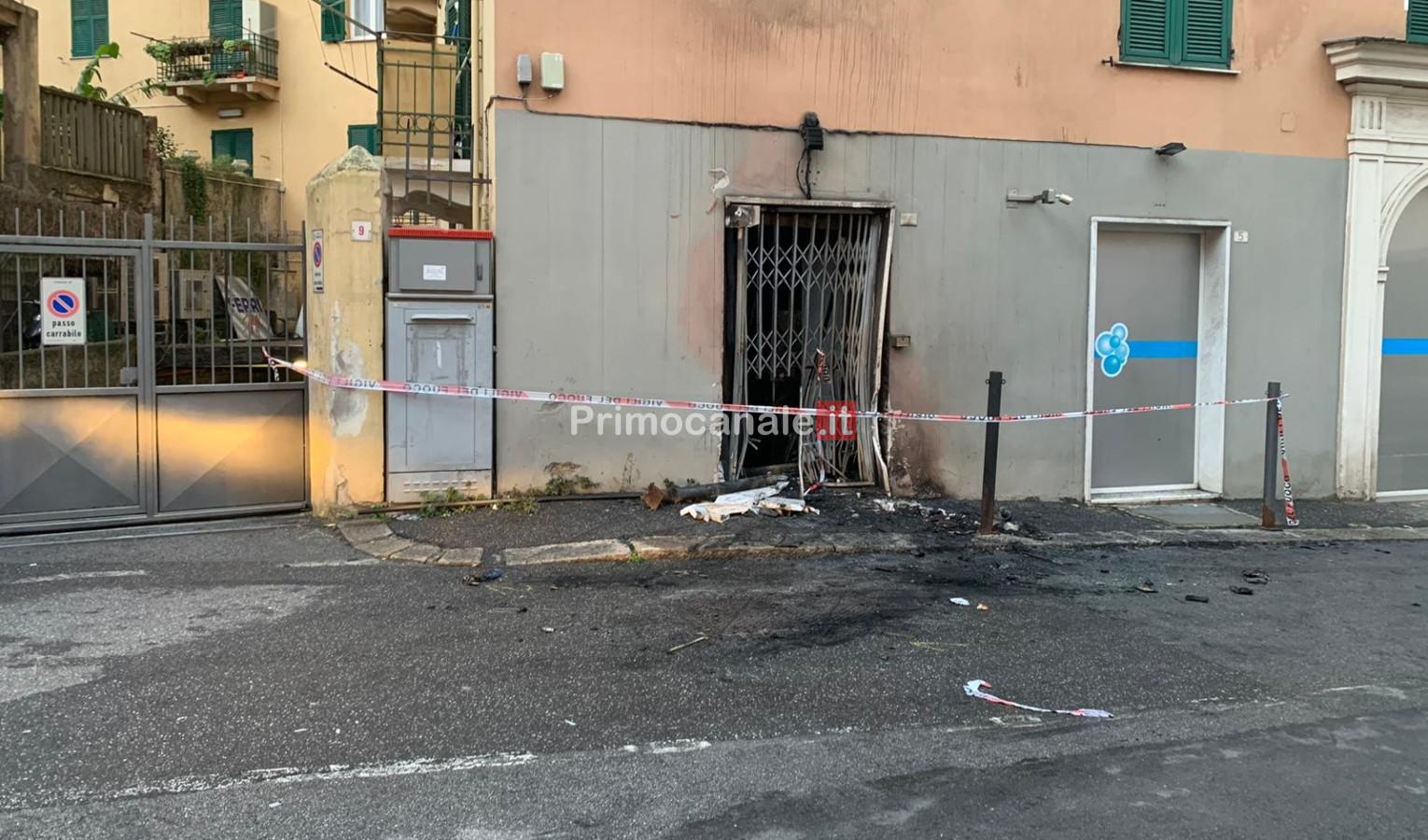 Due camion dei vigili del fuoco al lavoro di notte