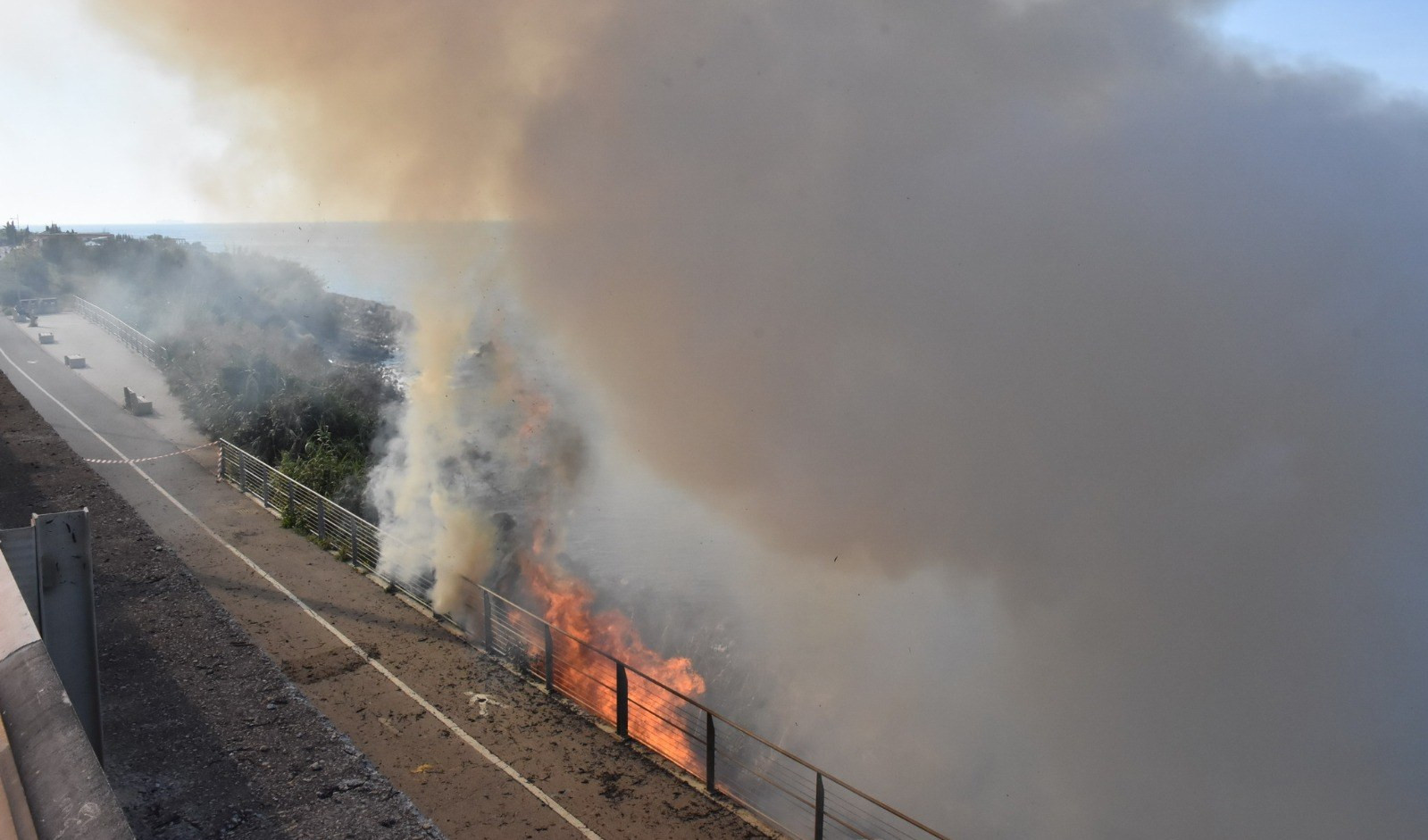 Incendio a Sanremo, chiusa la pista ciclabile