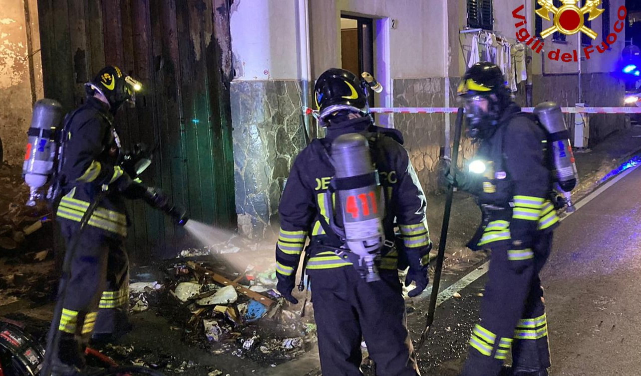 La Spezia, incendio nella notte: bruciano scatoloni in un cortile, abitanti evacuati per due ore