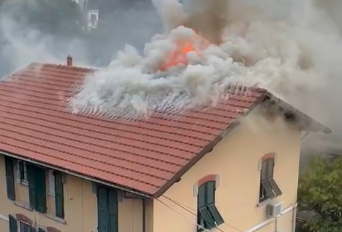 Fiamme in una palazzina accanto ai binari a Pieve Ligure, treni in ritardo 