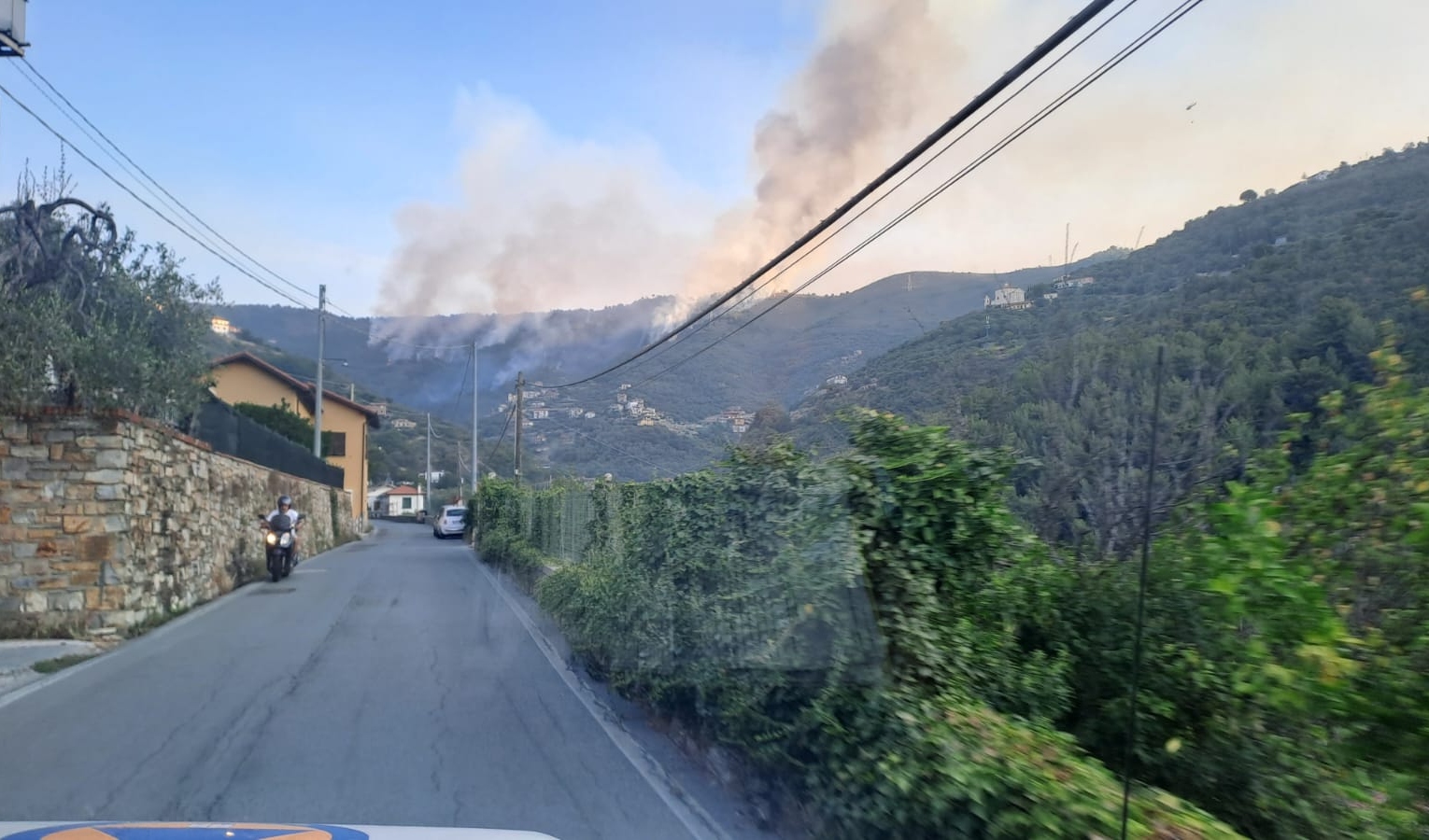 Sanremo, bruciano ancora le colline di Verezzo: in azione due elicotteri