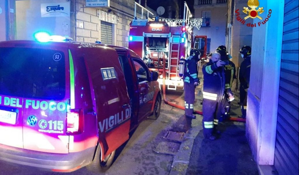 Cogoleto, incendio in un box: vigili del fuoco al lavoro per ore