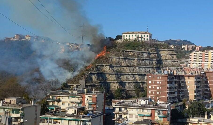 Genova, incendio in via Ferrara: il piromane è un tredicenne