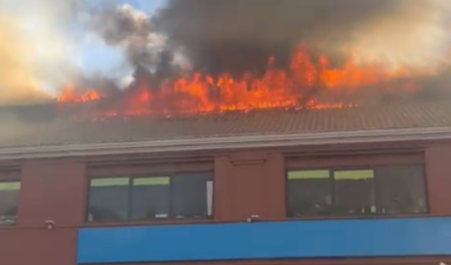 Incendio tetto in via Merano, fumo alto nel quartiere: in fiamme attività di vendita moto elettriche