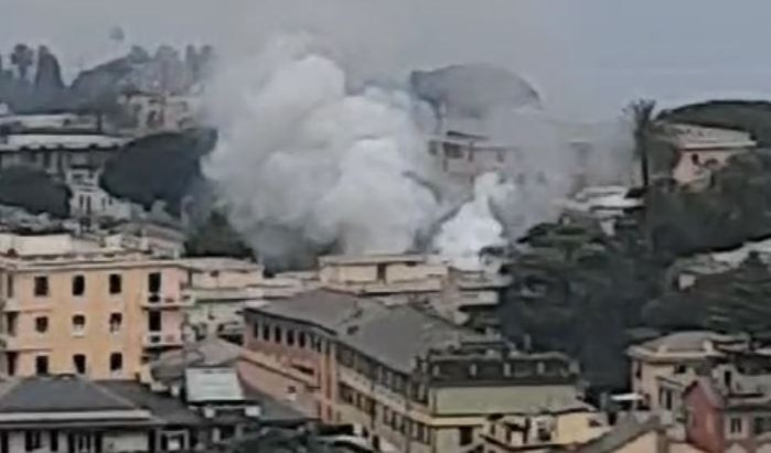 Incendio in un appartamento a Nervi, fumo e fiamme in via Oberdan