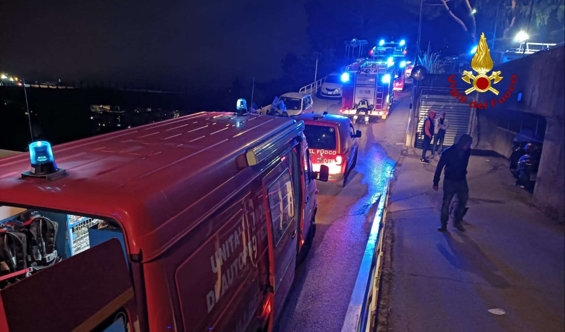 Genova, bruciano auto e motorini in via Tre Pini