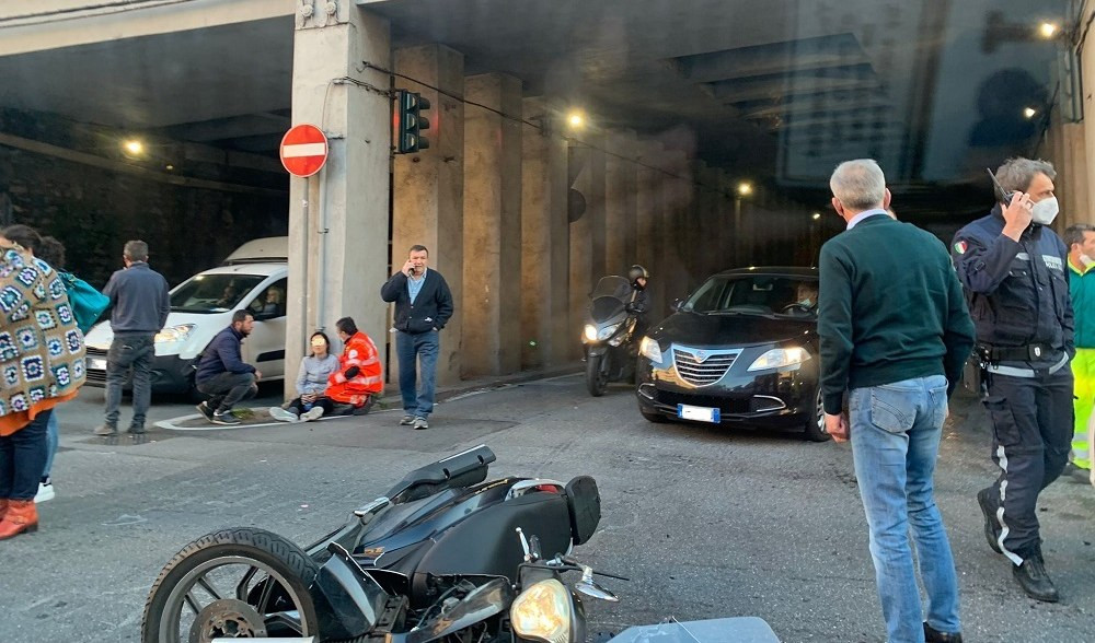 Genova, incidente in corso Torino: scontro scooter-auto
